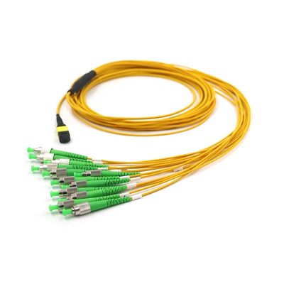 FC APC から MTP 12 ファイバー ブレイクアウトケーブル G657A1 0.3dB 低損失