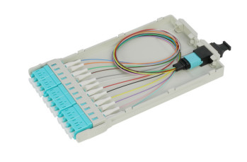 スライディングデザイン MTP/MPO カセット管理パネル ケーブル直径 0.9 / 2.0 / 3.0mm -40°Cから80°C 温度範囲